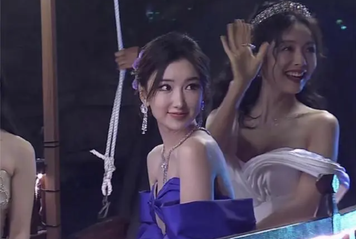 毛曉彤GQ紅毯引熱議鼻子似整容，毛曉彤名字打分，解析